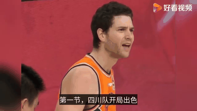 曼联场边指挥情绪激动，巴萨队员怒摔水瓶！